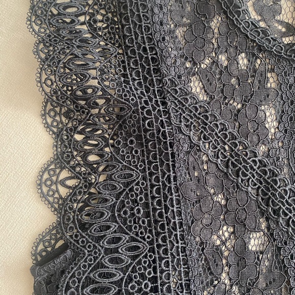 Beautiful black lace blouse with scalloped edges from Zara - Picture 3 of 6